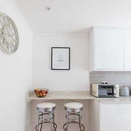 Gorgeous Modern Apartment Near Redhill Station Inc Private Garden & Parking Dış mekan fotoğraf