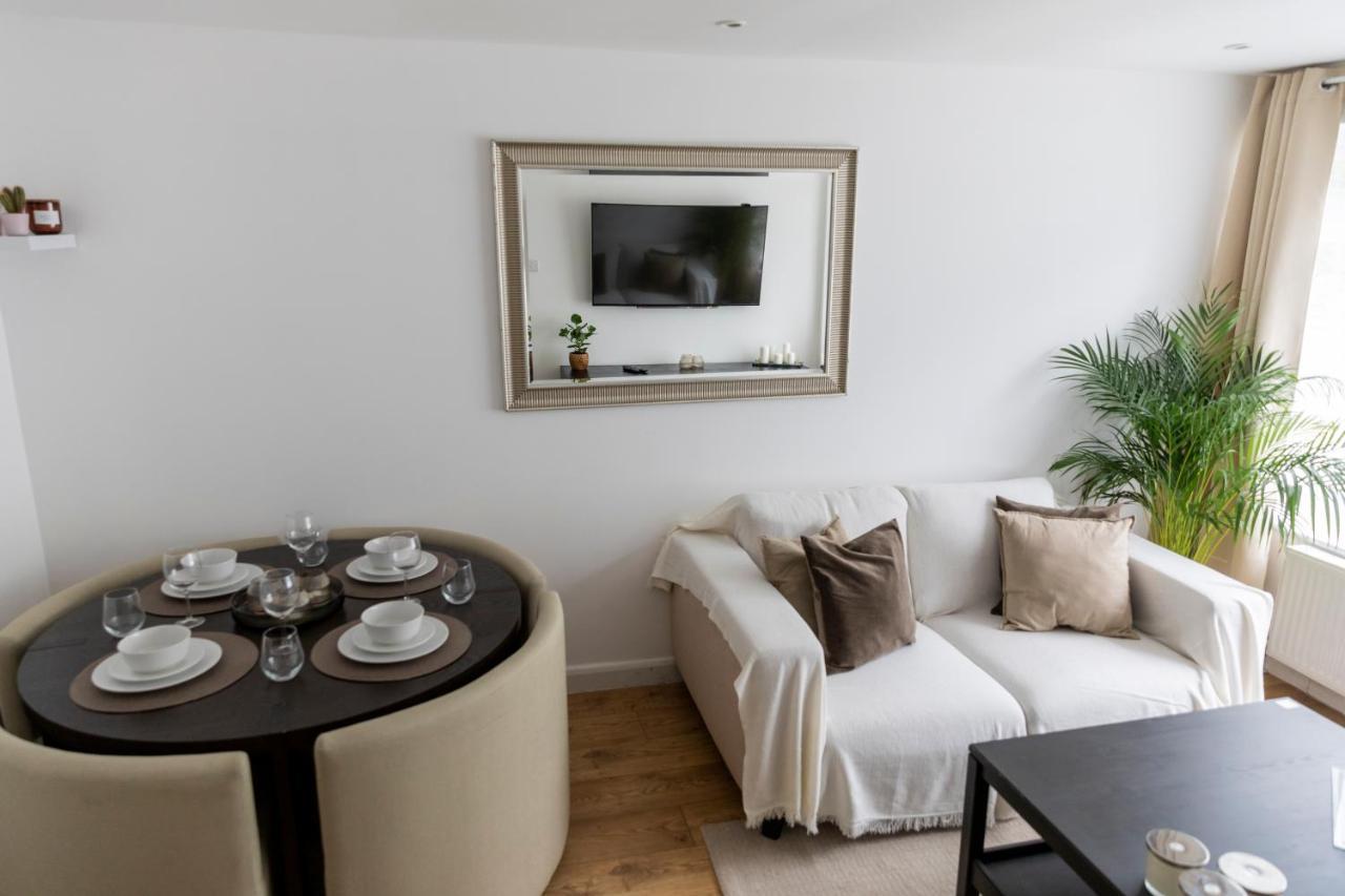 Gorgeous Modern Apartment Near Redhill Station Inc Private Garden & Parking Dış mekan fotoğraf