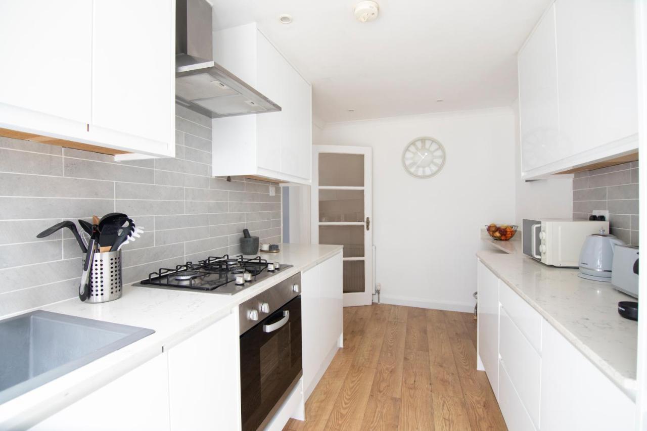 Gorgeous Modern Apartment Near Redhill Station Inc Private Garden & Parking Dış mekan fotoğraf