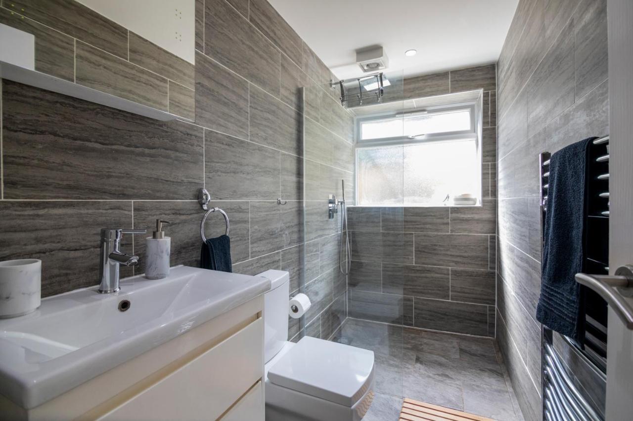 Gorgeous Modern Apartment Near Redhill Station Inc Private Garden & Parking Dış mekan fotoğraf