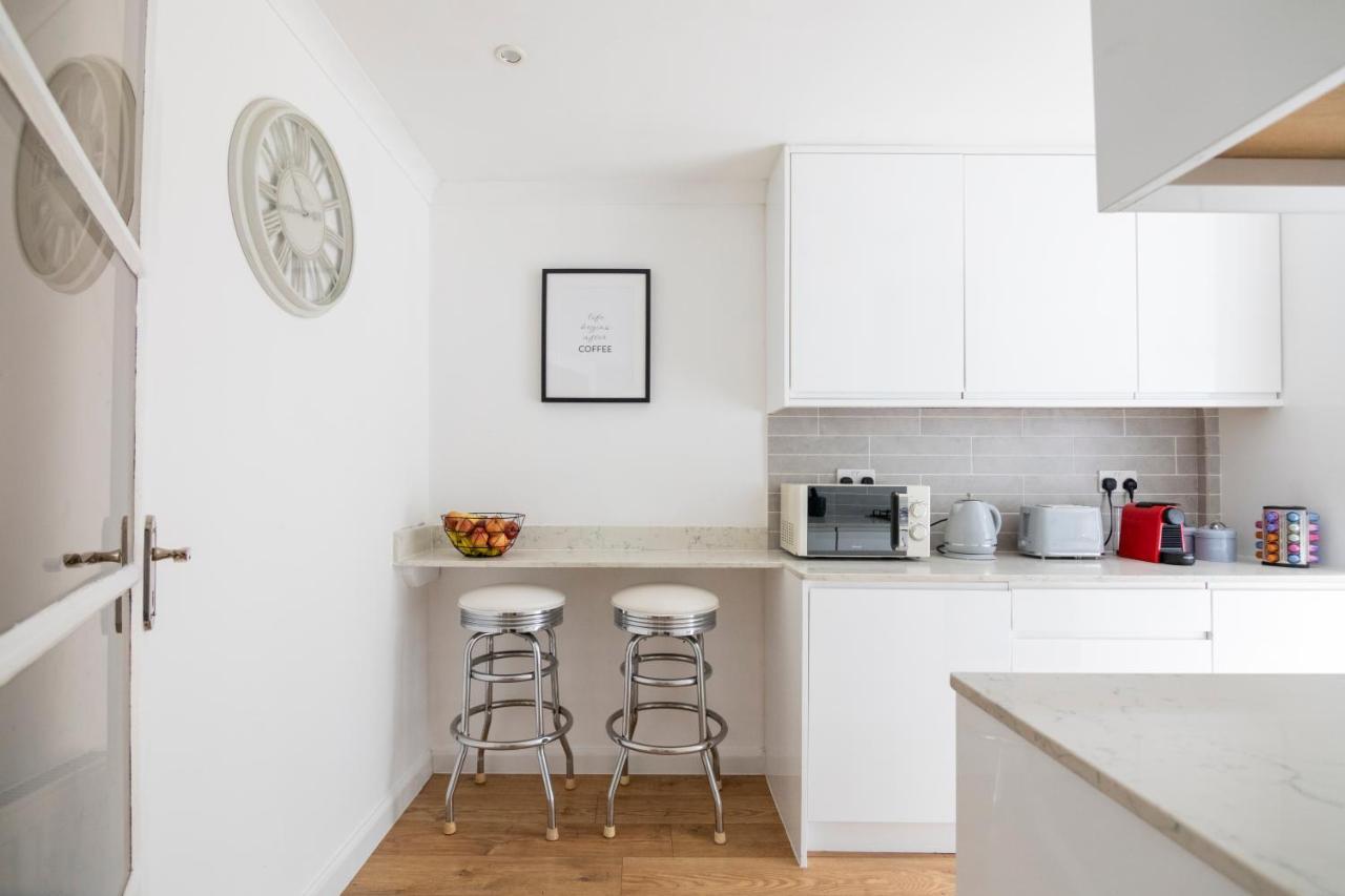 Gorgeous Modern Apartment Near Redhill Station Inc Private Garden & Parking Dış mekan fotoğraf
