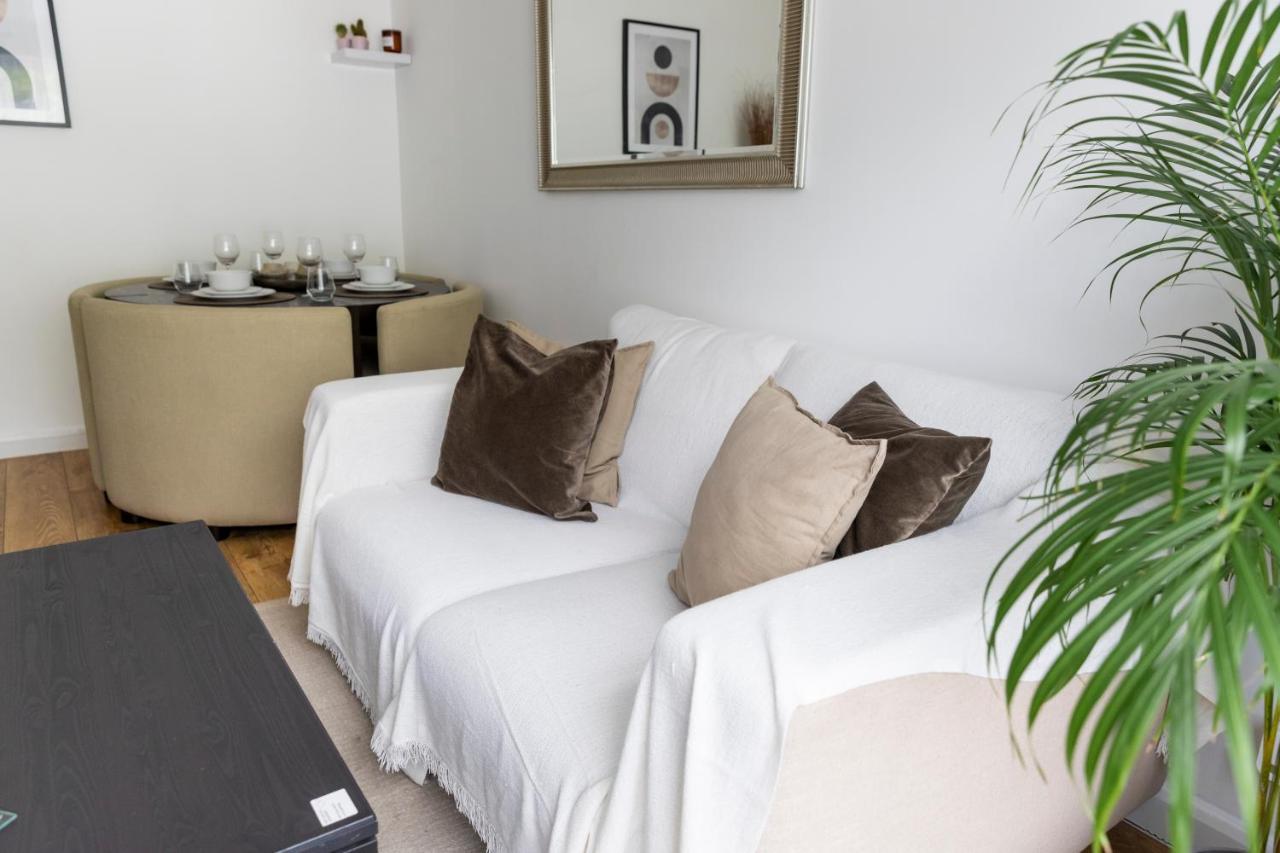 Gorgeous Modern Apartment Near Redhill Station Inc Private Garden & Parking Dış mekan fotoğraf