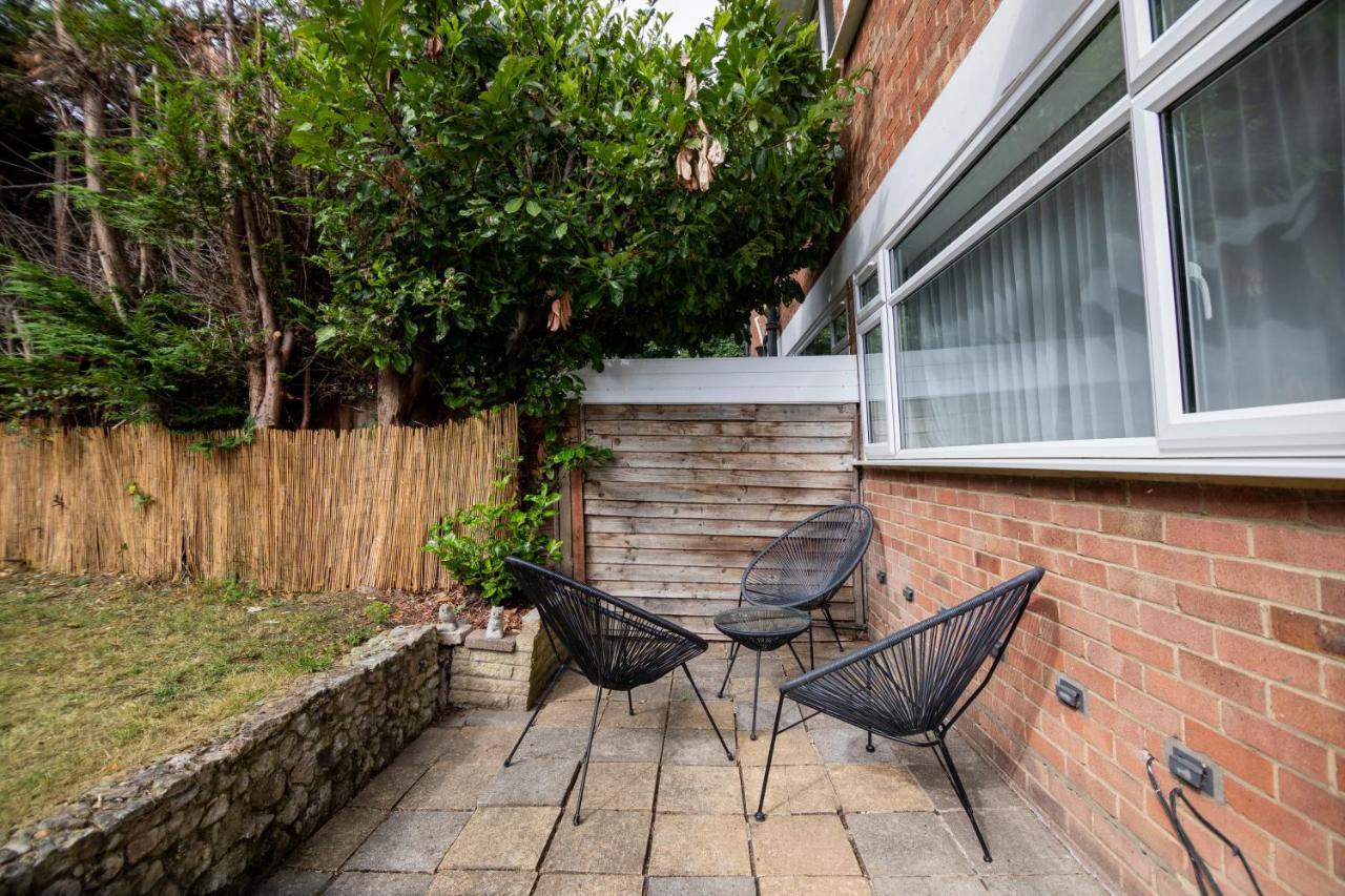 Gorgeous Modern Apartment Near Redhill Station Inc Private Garden & Parking Dış mekan fotoğraf